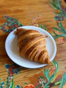 Buttriges, knuspriges Croissant der Patisserie und Cafe Crapulix in Berlin Steglitz und Winterfeldmarkt
