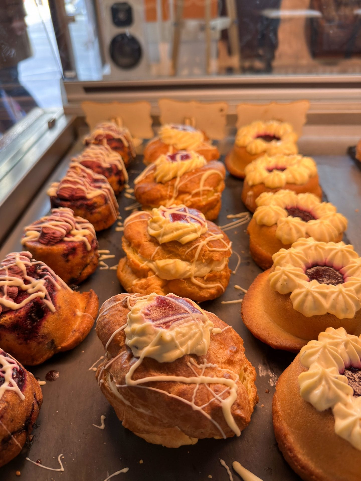Auslage in der Patisserie und Cafe Crapulix in Berlin Steglitz und Winterfeldmarkt