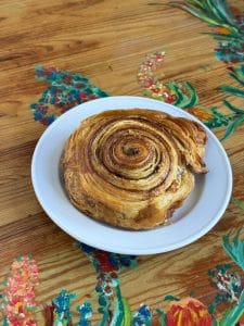 Zimtschnecke der Patisserie und Cafe Crapulix in Berlin Steglitz und Winterfeldmarkt