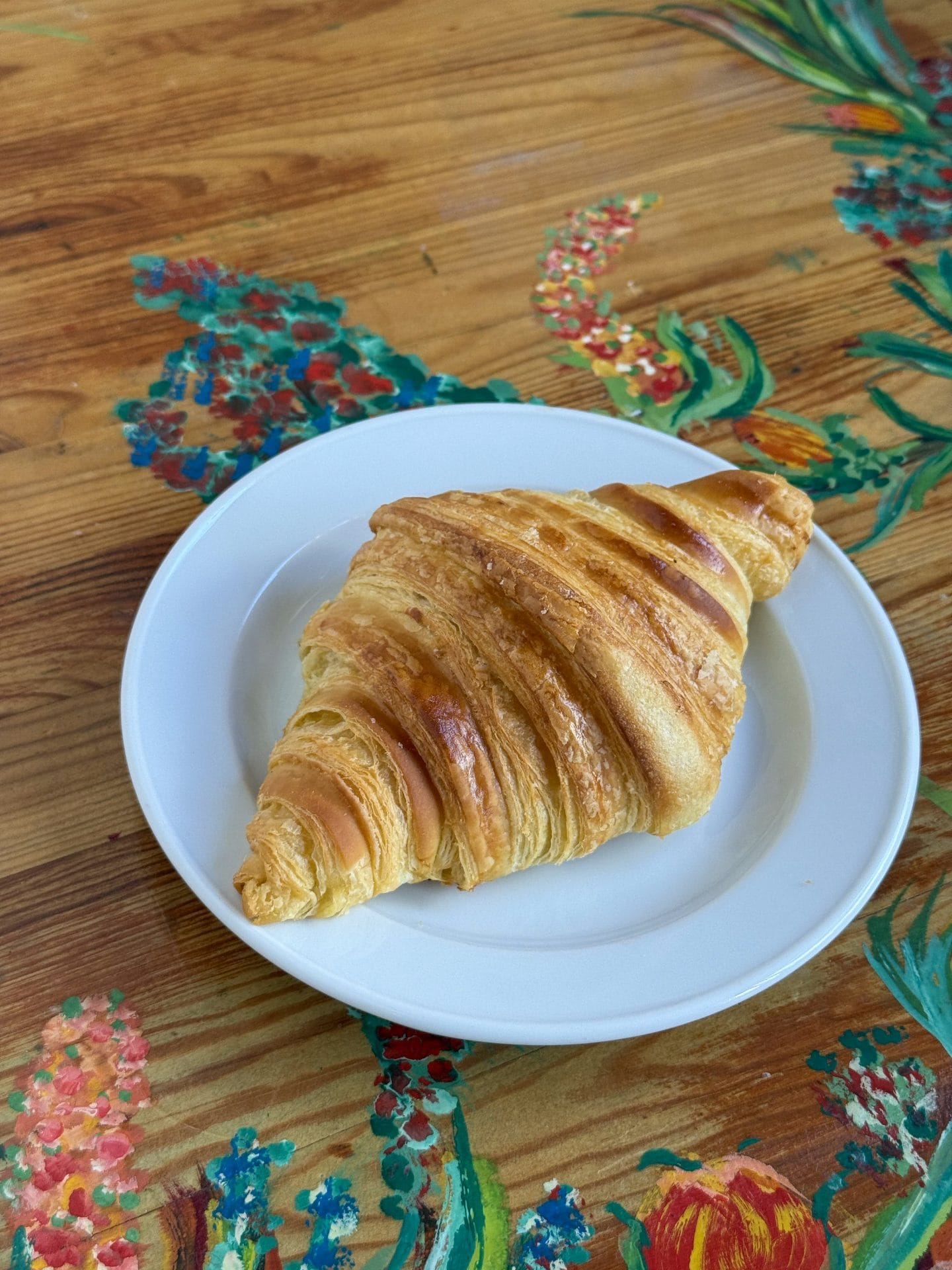 Buttriges Croissant der Patisserie und Cafe Crapulix in Berlin Steglitz und Winterfeldmarkt