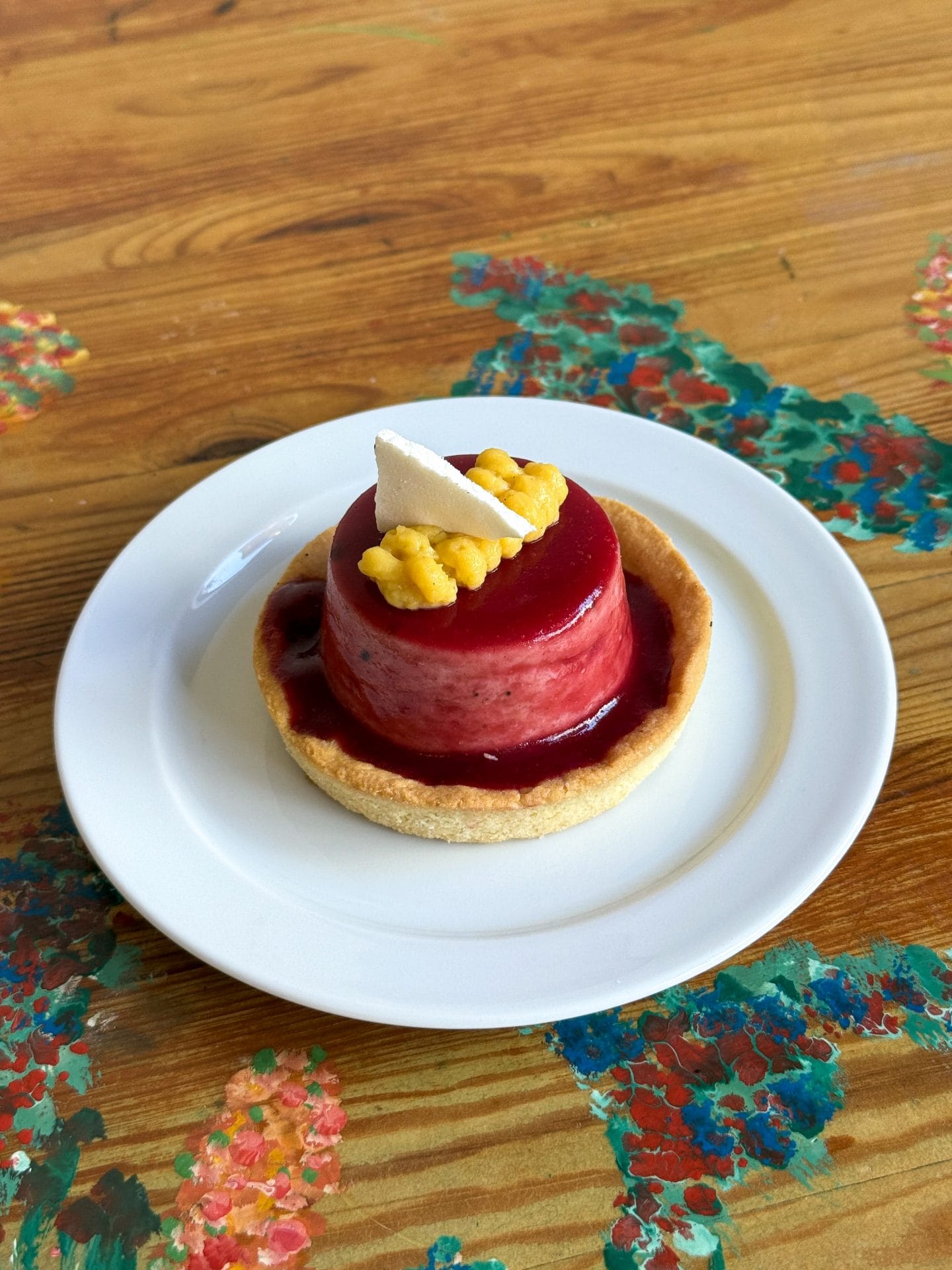 Käse Himbeer Törtchen der Patisserie und Cafe Crapulix in Berlin Steglitz und Winterfeldmarkt