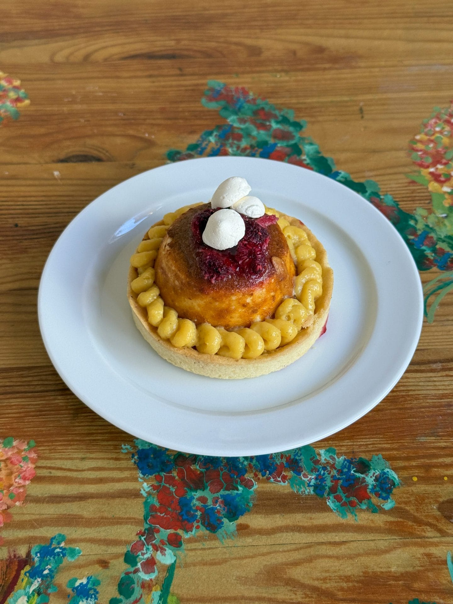 Kleines Frucht Käse Törtchen der Patisserie und Cafe Crapulix in Berlin Steglitz und Winterfeldmarkt