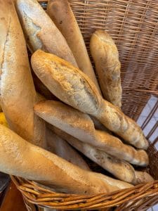 Frische französische Baguettes der Patisserie und Cafe Crapulix in Berlin Steglitz und Winterfeldmarkt