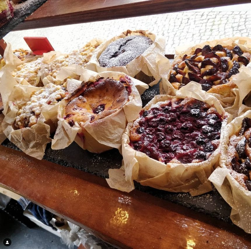 Diverse Kuchen der Patisserie und Cafe Crapulix in Berlin Steglitz und Winterfeldmarkt
