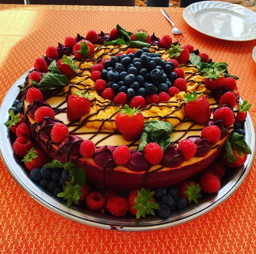 Käsetorte mit Früchten der Patisserie und Cafe Crapulix in Berlin Steglitz und Winterfeldmarkt