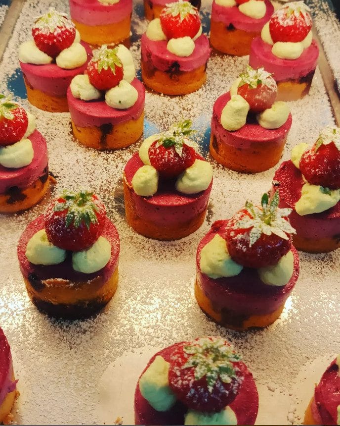 Himbeer-Erdbeer-Törtchen der Patisserie und Cafe Crapulix in Berlin Steglitz und Winterfeldmarkt