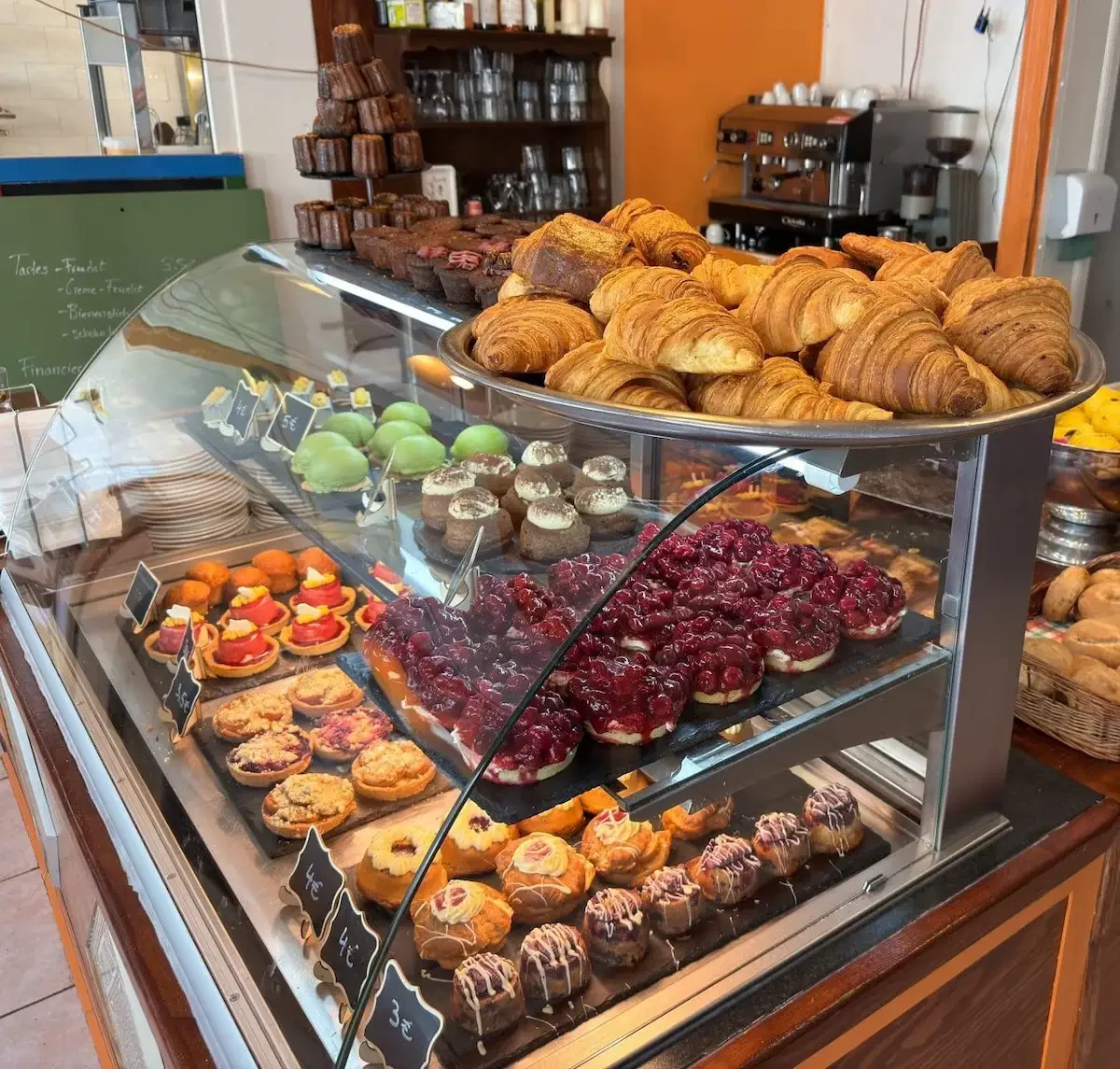 Vitrine mit diversen Produkten der Patisserie und Cafe Crapulix in Berlin Steglitz und Winterfeldmarkt